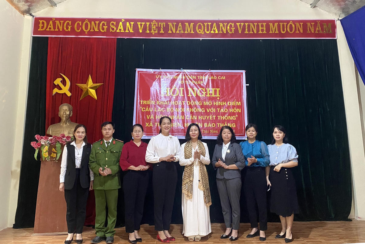 Các cán bộ cơ sở tiêu biểu của huyện Bảo Thắng tham gia tuyên truyền pháp luật và phòng, chống tảo hôn được Sở Tư pháp biểu dương.