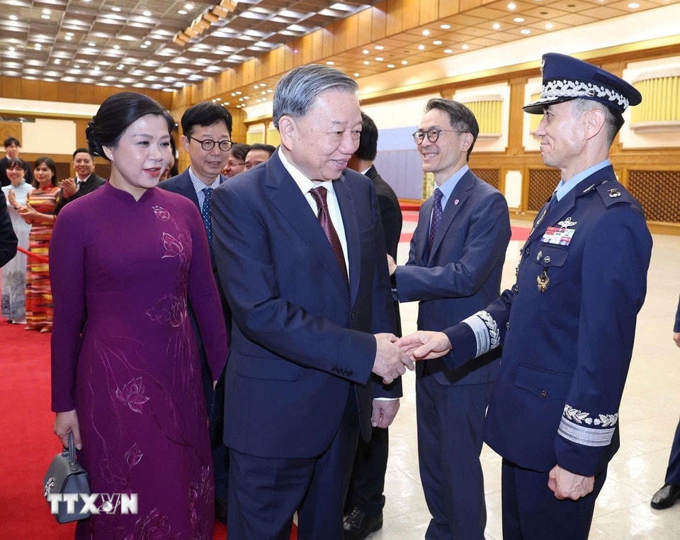 Tổng Bí thư Tô Lâm và Phu nhân rời thủ đô Seoul đi thăm thành phố Busan. (Ảnh: Thống Nhất/TTXVN)