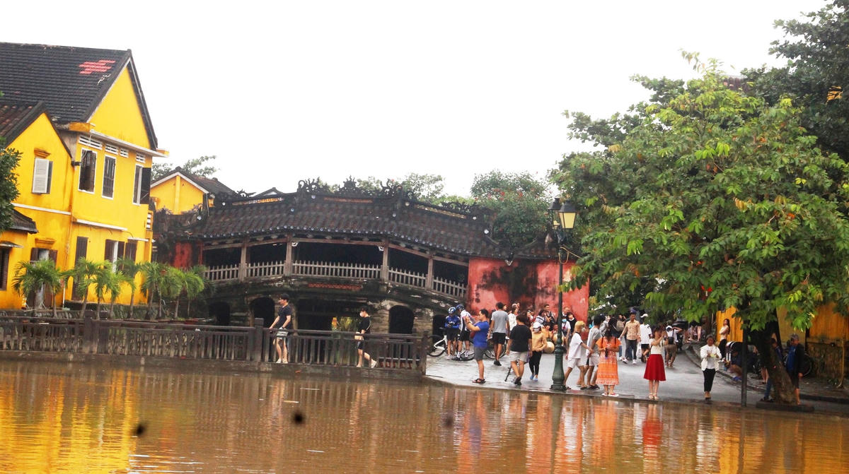 Cầu Chùa Hội An nước vẫn còn dâng cao.