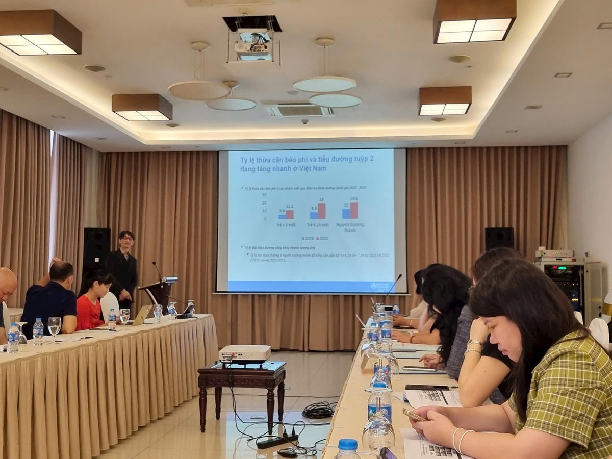 BS Nguyễn Tuấn Lâm trao đổi tại hội thảo sáng 15-11