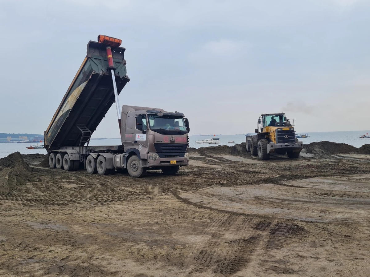 Ngày 31/10, nhà thầu đã triển khai máy móc, phương tiện để thi công tại bến số 3, dự án cảng container Long Sơn.