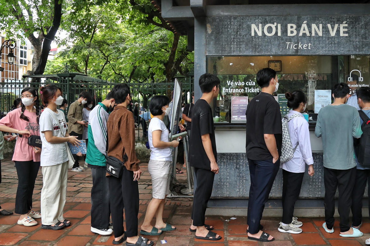 Tại quầy bán vé luôn có rất đông sĩ tử.