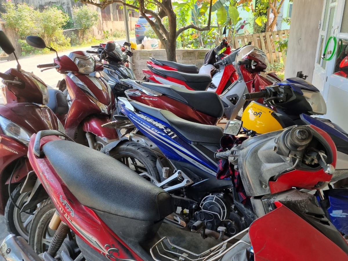 Xe máy của học sinh tấp đầy ngoài sân.
