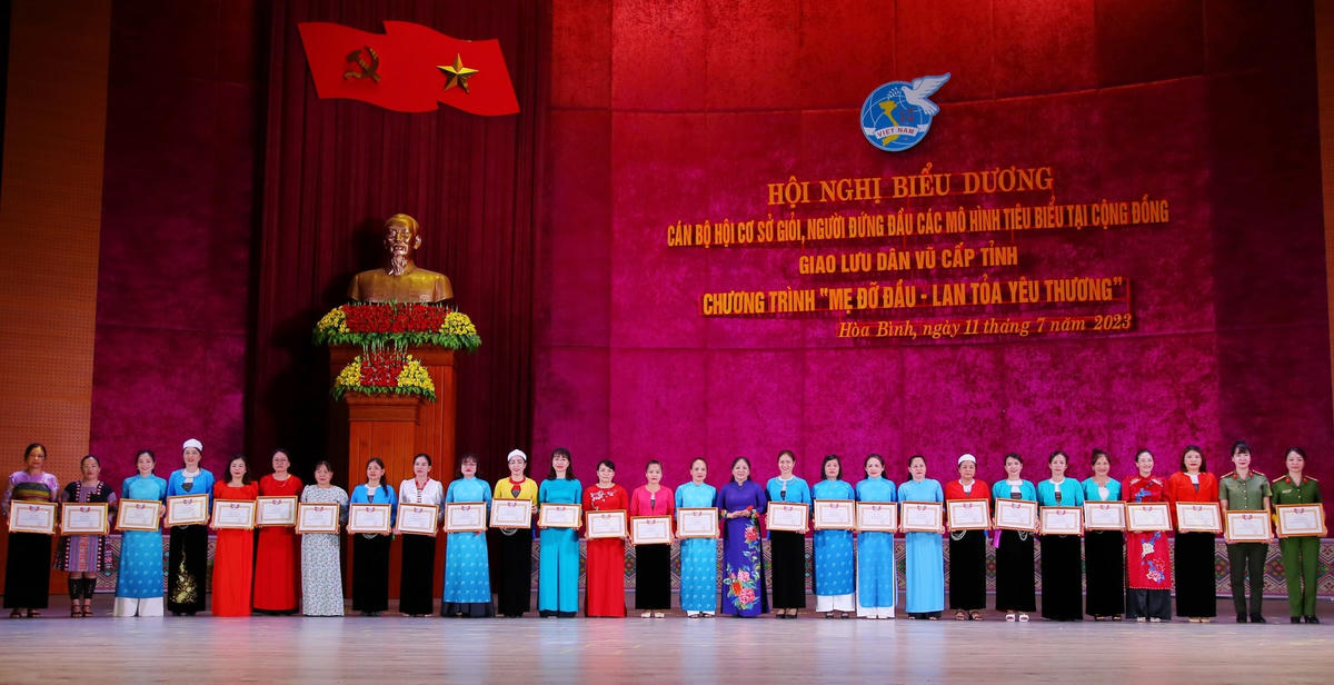 Các đại biểu được nhận bằng khen.