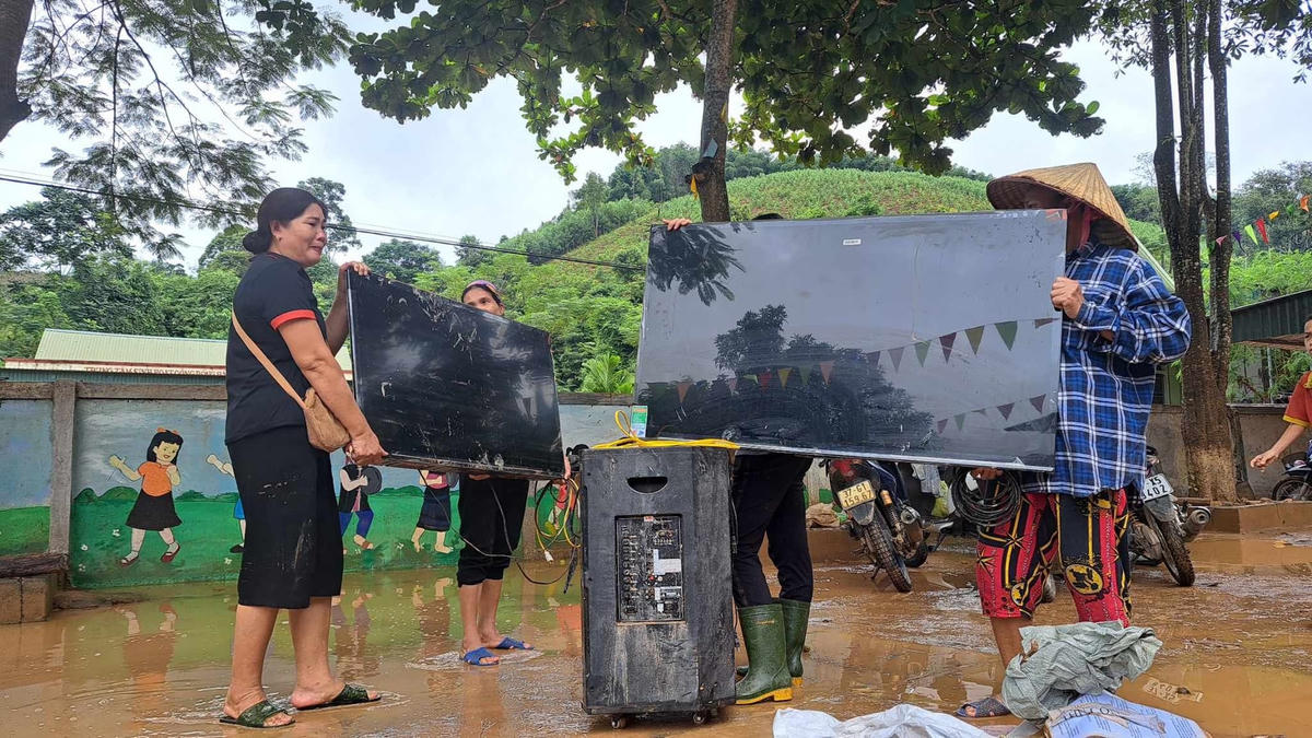 Tại trường Tiểu học Châu Thắng, huyện Quỳ Châu (Nghệ An) ngoài toàn bộ sách vở, đồ dùng bị ngập bùn, thì nhiều chiếc ti vi đã bị hư hỏng do ngâm nước nhiều ngày.