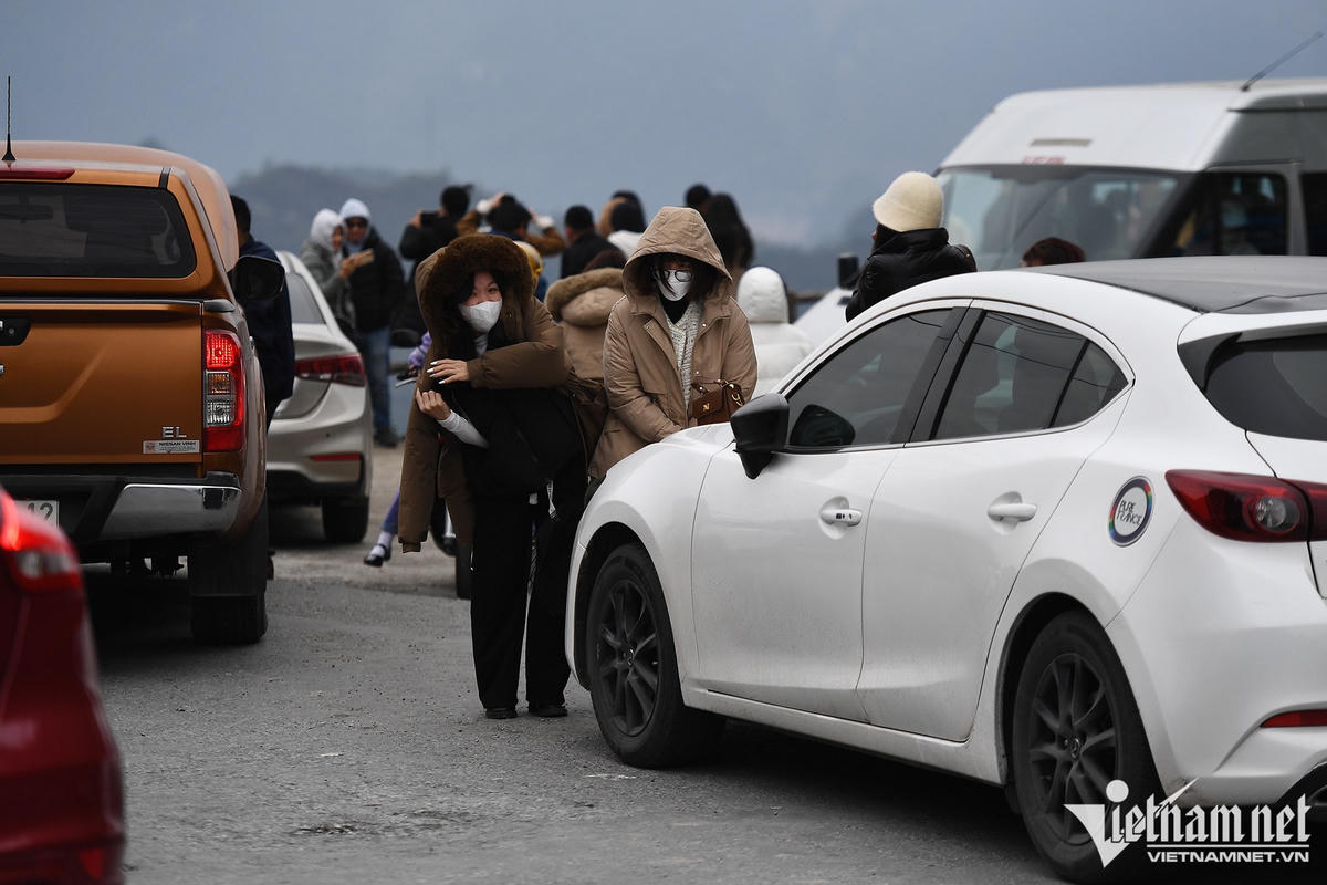 Du khách sốc nhiệt vì gió lạnh 4 độ C ngày Tết ở cổng trời Quản Bạ