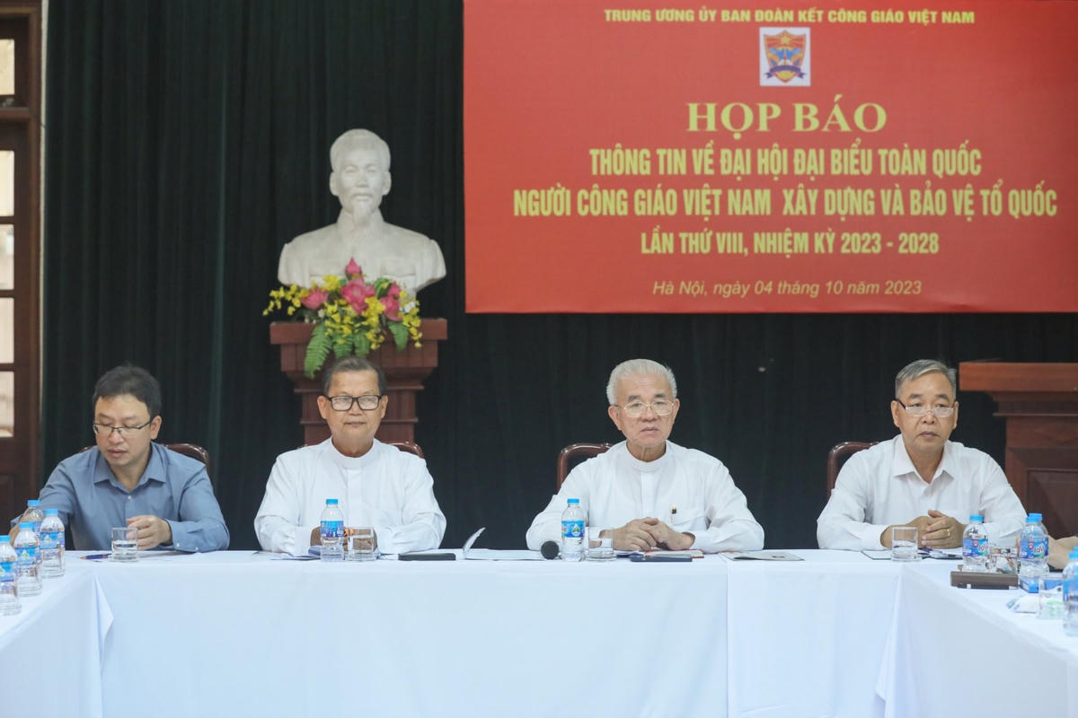 Ban tổ chức chủ trì cuộc họp báo. Ảnh Quang Vinh.