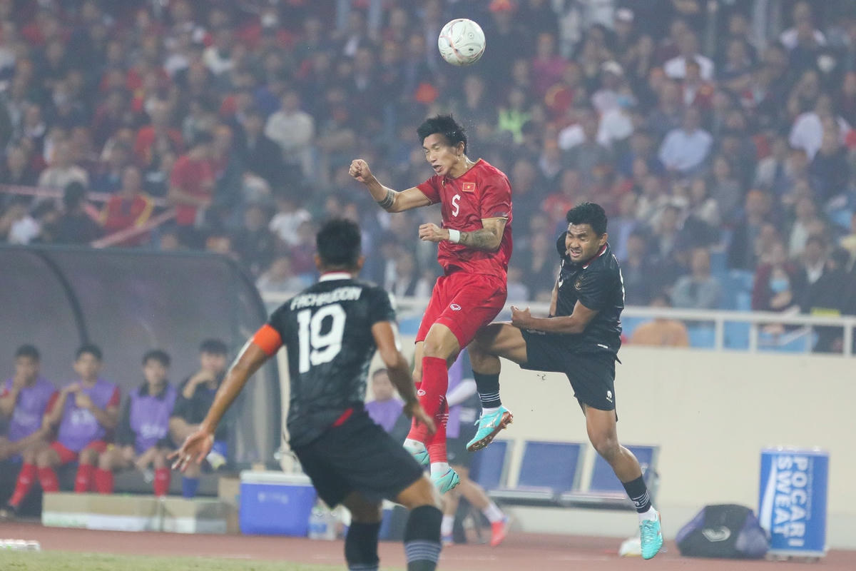 Các cầu thủ Indonesia vẫn tỏ ra khá khó chịu với Văn Hậu. Ảnh: Quang Vinh.