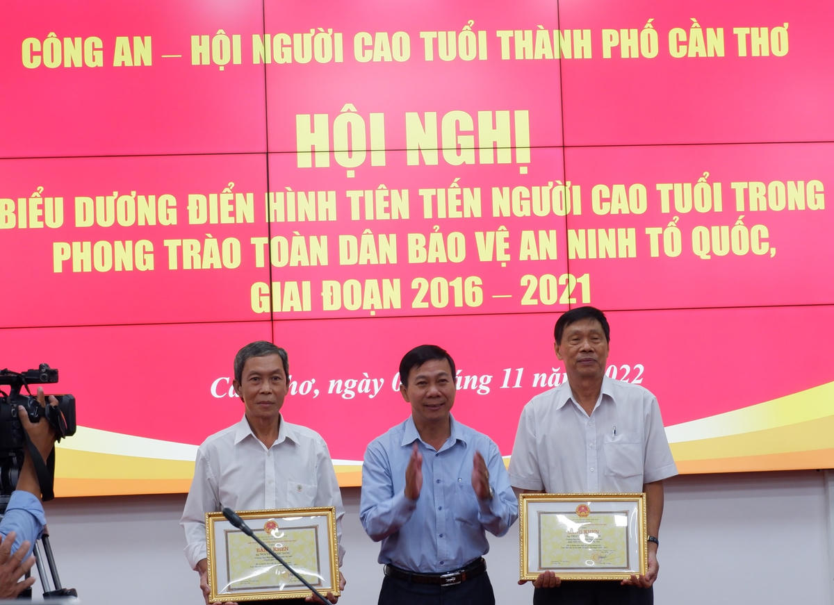 Dịp này, 2 cá nhân được nhận bằng khen của UBND thành phố.