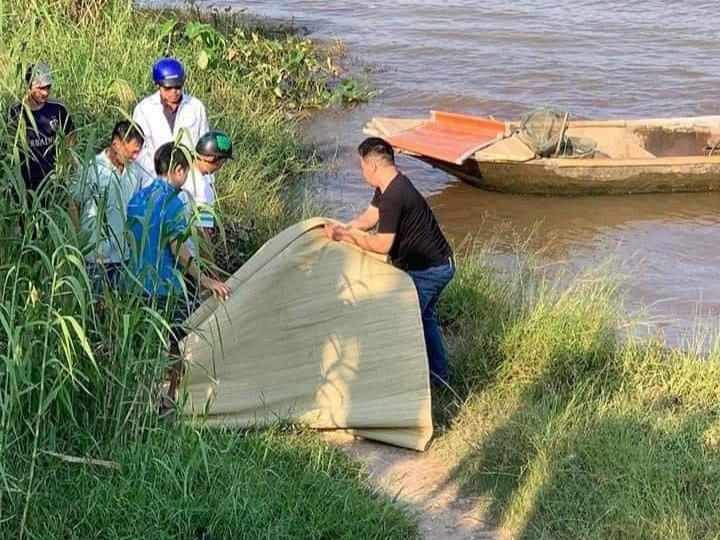 Sau gần 3h tìm kiếm, thi thể của nữ sinh đã được tìm thấy.