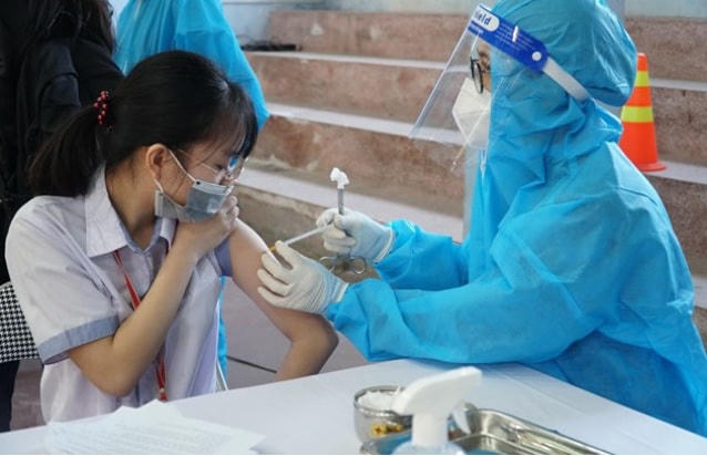 Tiêm vaccine ngừa Covid-19 cho học sinh. 