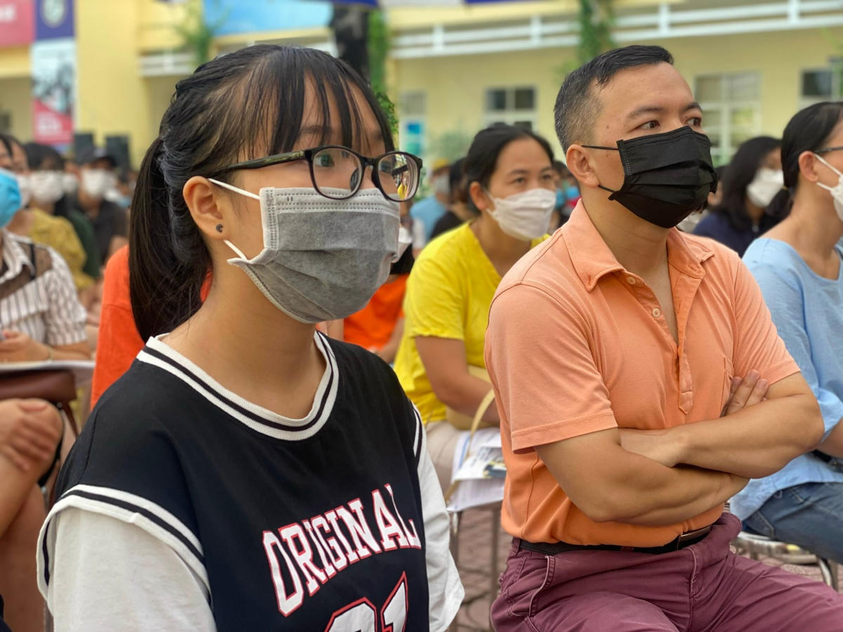 Phụ huynh, học sinh Hà Nội rộn ràng trong ngày làm thủ tục nhập học vào lớp 10