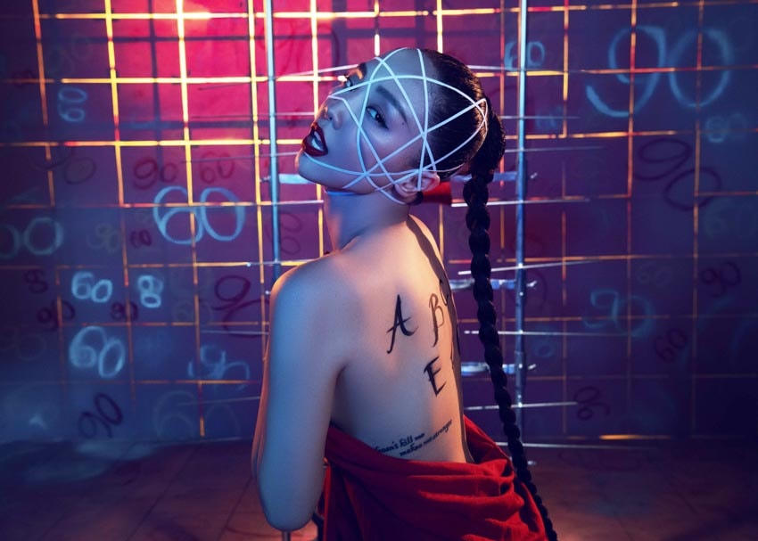 Hình ảnh táo bạo của Tóc Tiên trong ca khúc "609080" -sản phẩm nằm trong album "Cong". Ảnh: FBNV.