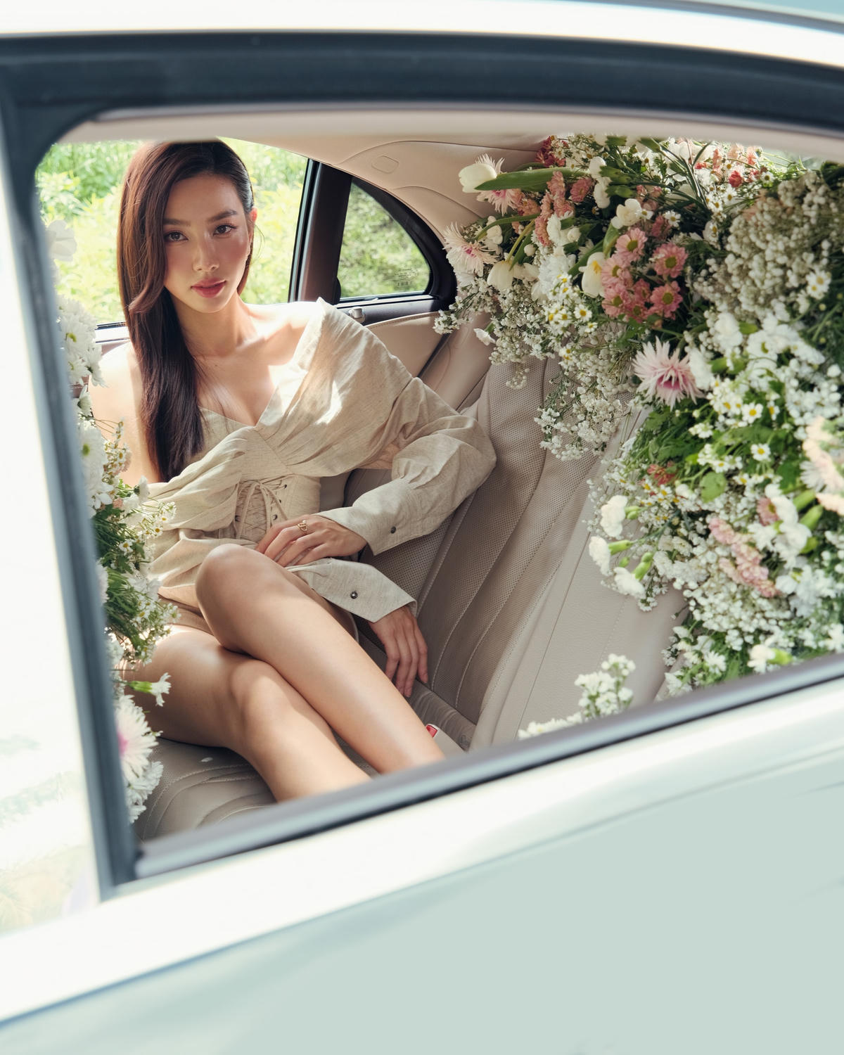 Loạt ảnh của Hoa hậu Thùy Tiên ngay sau khi đăng tải đã nhận được nhiều lời khen ngợi của cộng đồng yêu nhan sắc.