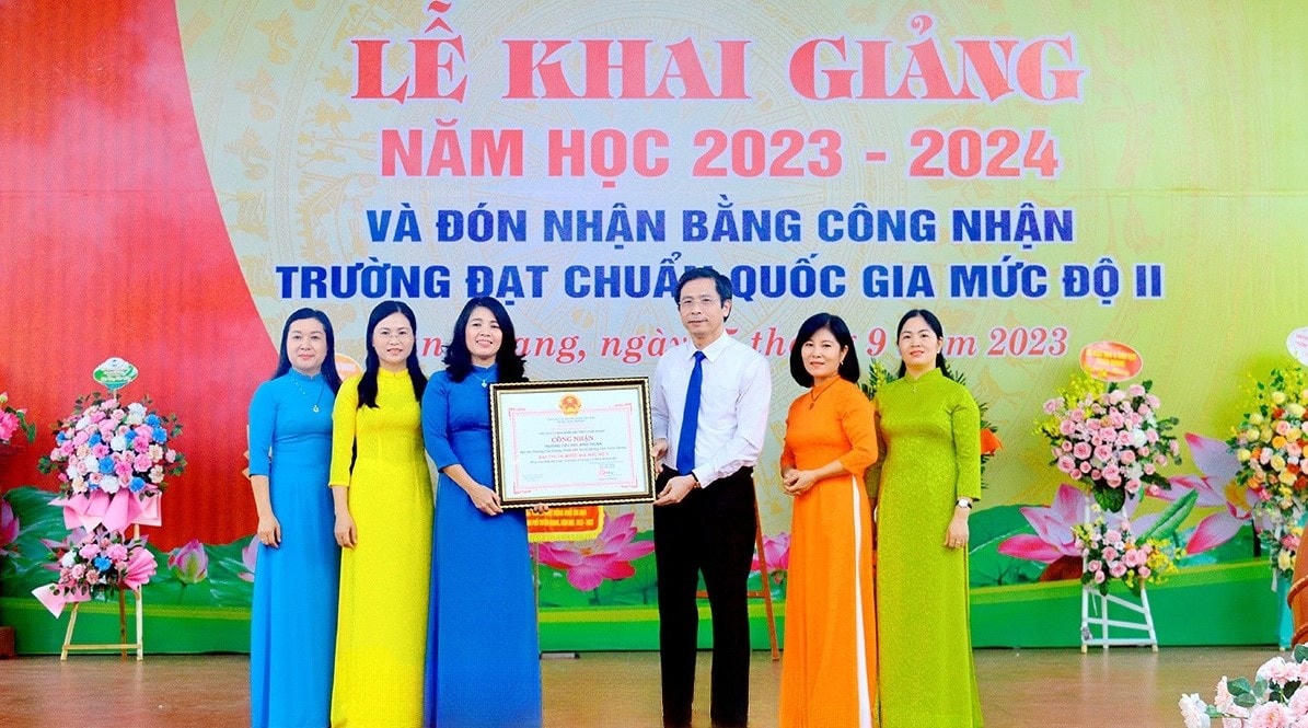 Ủy viên Ban Thường vụ Tỉnh ủy, Bí thư Thành ủy Tuyên Quang Tạ Đức Tuyên dự Lễ khai giảng tại Trường Tiểu học Bình Thuận, TP Tuyên Quang.