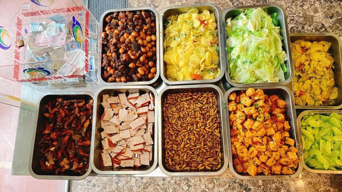 Đồ ăn được chuẩn bị sạch sẽ, đủ chất.