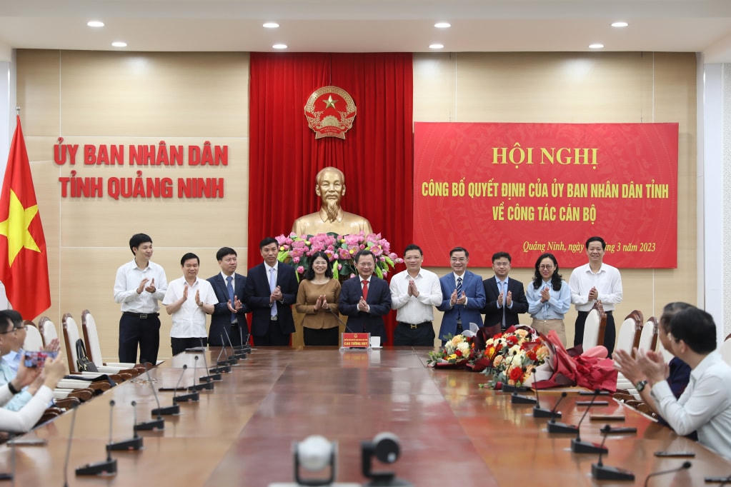Quyền Chủ tịch UBND tỉnh Quảng Ninh Cao Tường Huy chúc mừng các cán bộ được trao quyết định điều động. Ảnh: QMG