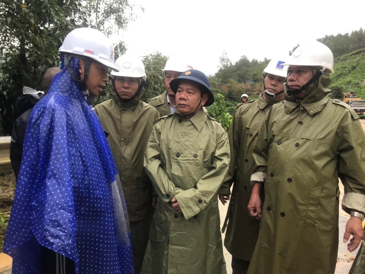 Chủ tịch UBND tỉnh Quảng Ngãi Đặng Văn Minh (giữa) trực tiếp kiểm tra hiện trường vụ sạt lở thủy điện Kà Tinh.