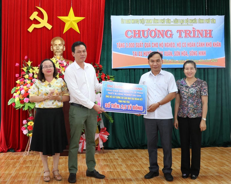 Ông Dương Minh Danh, Tổng Giám đốc Công ty CP Thiết bị công nghiệp Sài Gòn - một thành viên CLB Nghĩa tình Phú Yên, trao 2,5 tỉ đồng cho Ủy ban MTTQ  Việt Nam tỉnh Phú Yên để xây dựng nhà Đại đoàn kết cho các hộ nghèo.