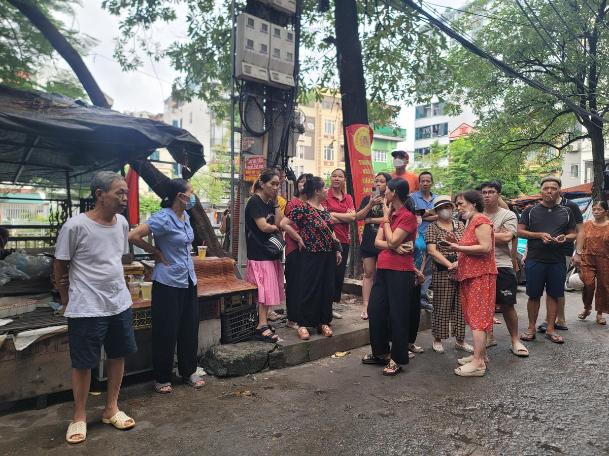 Người dân quanh khu vực hồi hộp lo lắng cho người bị nạn.