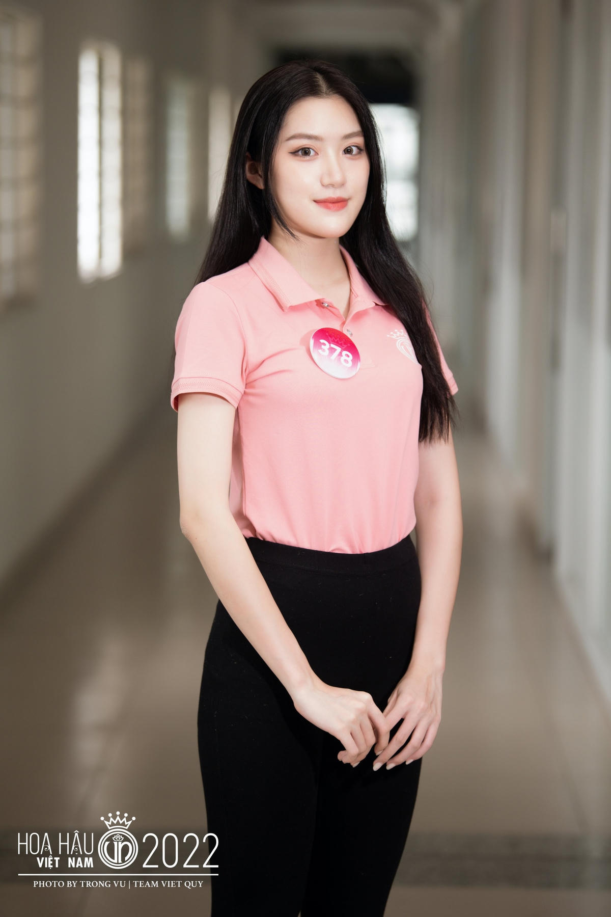 Đến từ Thanh Hóa, Phan Phương Oanh không chỉ có nhan sắc hút mắt mà còn có thành tích học tập ấn tượng. Bên cạnh Ielts 6.5, cô nàng còn tự hào khi từng đỗ Trường Đại học Kinh tế Quốc dân và hiện đang là sinh viên của Trường Đại học Ngoại Thương. 