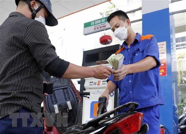 Mua, bán xăng, dầu tại một cửa hàng kinh doanh xăng dầu trên địa bàn Hà Nội. (Ảnh: Trần Việt/TTXVN).