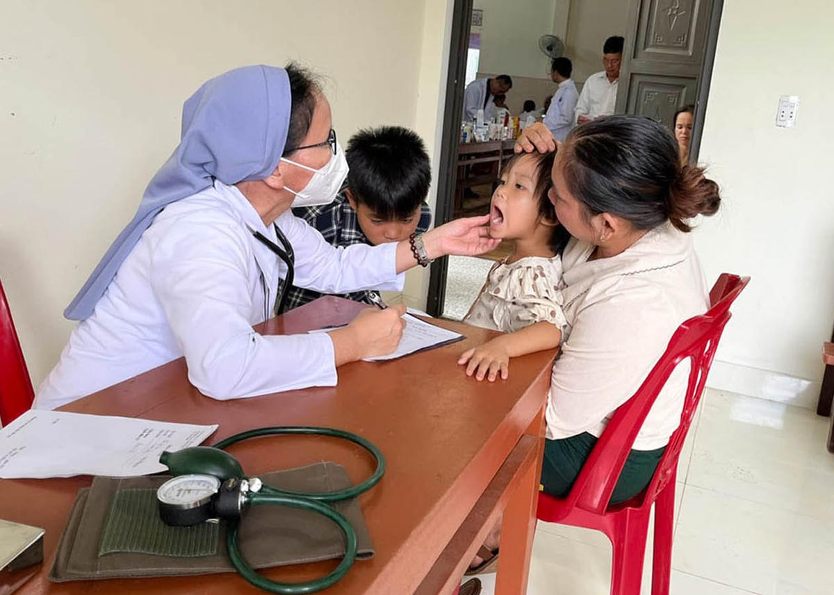 Bác sĩ Phòng khám từ thiện Kim Long khám và điều trị cho bệnh nhân có hoàn cảnh khó khăn.