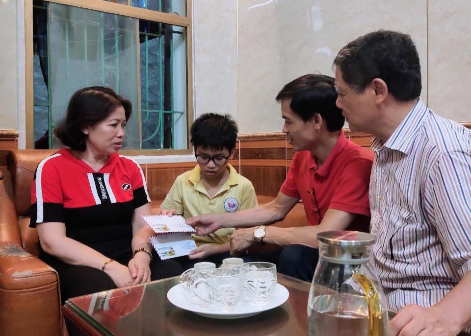 Nhà báo Duy Hưng (thứ 2 từ phải sang) trao quà của bạn đọc tới học sinh có hoàn cảnh khó khăn.Khi theo đuổi, phản ánh những vụ việc phóng viên phải mất rất nhiều công sức, từ đi thực tế, nghiên cứu tài liệu, văn bản pháp luật đến liên hệ, tiếp xúc, làm việc với các cơ quan liên quan. Không ít sự việc phải theo đuổi cả tháng, hàng năm.