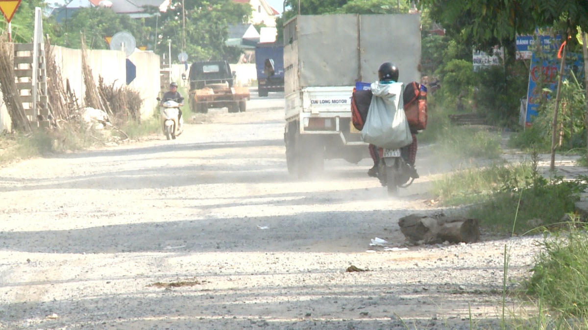 ... Gây mất an toàn giao thông, người dân thì chịu cảnh ô nhiễm.