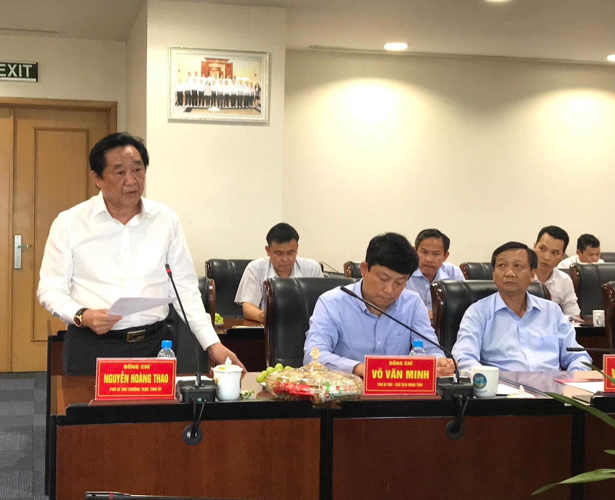 Ông Nguyễn Hoàng Thao, Phó Bí thư Thường trực Tỉnh ủy Bình Dương báo cáo với đoàn công tác về tình hình kinh tế - xã hội tỉnh nhà năm 2022.