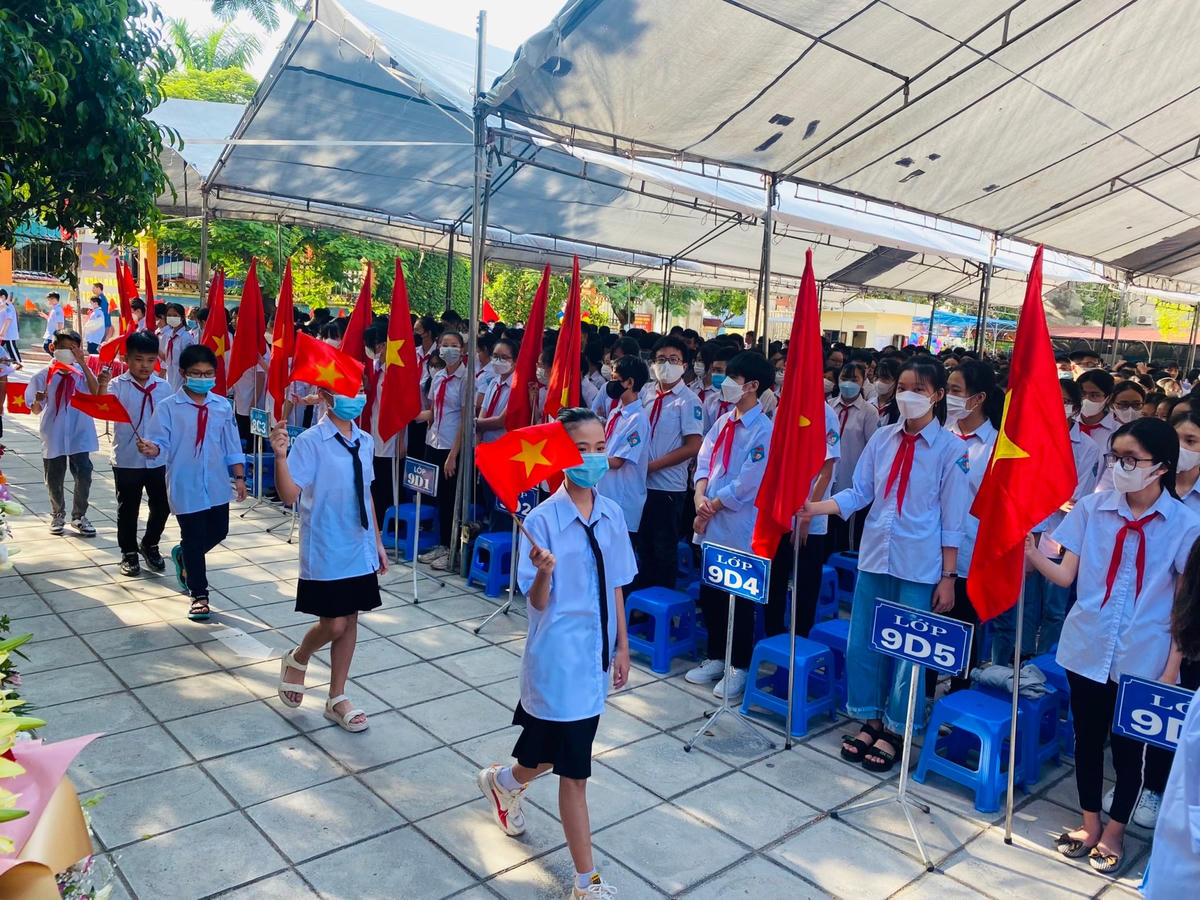 Các em học sinh đầu cấp được chào đón trong sự hân hoan, phấn khởi của thầy cô và các anh chị khối trên.