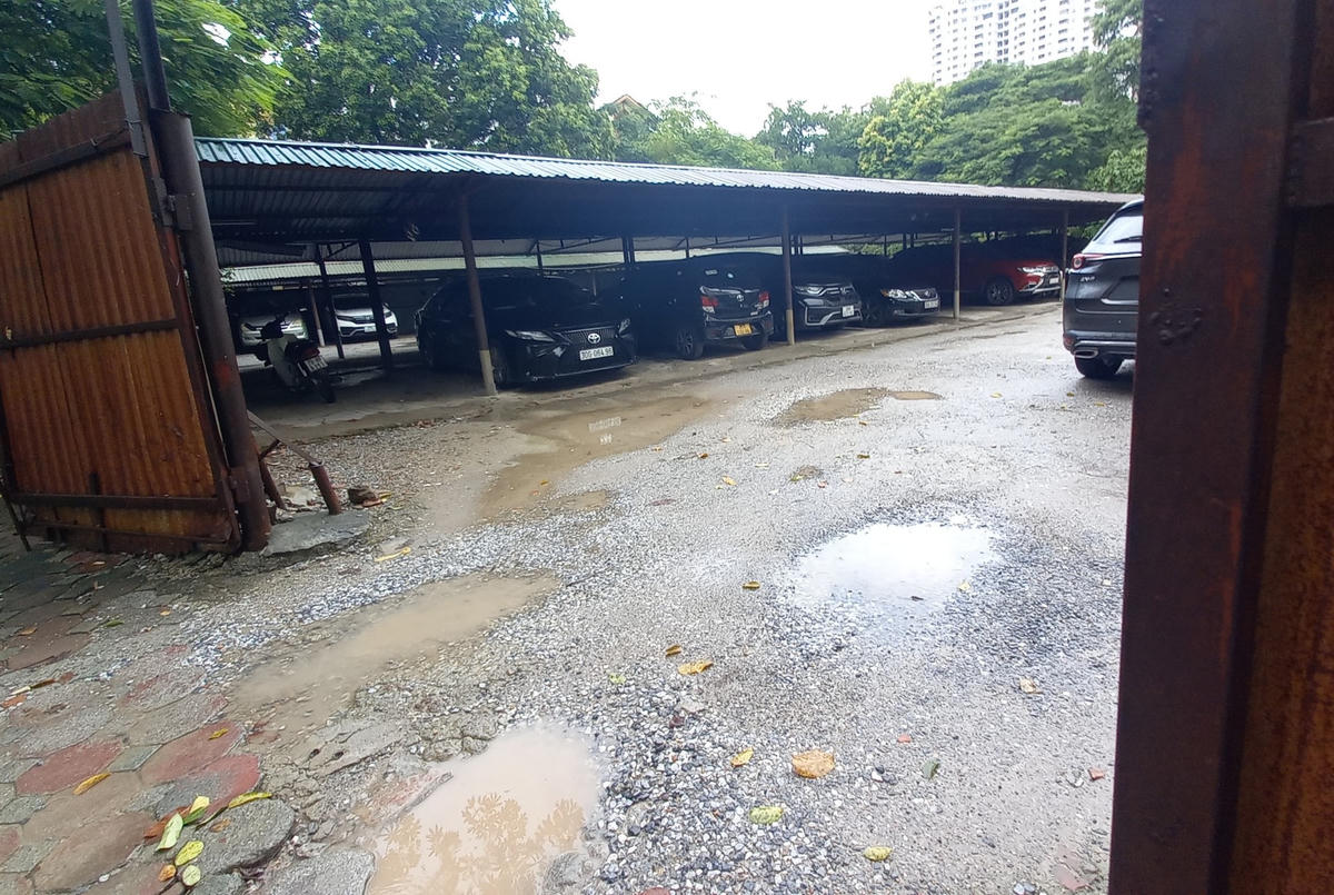 Theo người dân cho biết: Bãi trông giữ xe đầu ngõ 55 phố Dịch Vọng (ngay cạnh Công viên N04 KĐT mới Dịch Vọng) dựng rạp sắt kiên cố hoạt động trái phép trong một thời gian dài gây mất an ninh trật tự.