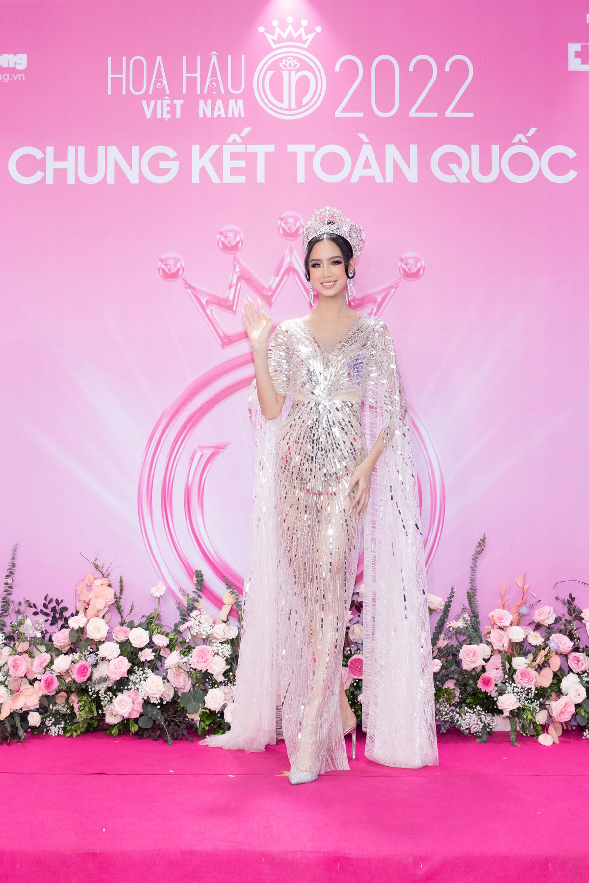 Hoa hậu Bảo Ngọc "đốn tim" người hâm mộ khi chọn trang phục xuyên thấu vừa phải, nhẹ nhàng không kém phần thanh lịch. Nàng Hậu đầu đội vương miện kết hợp cùng khuyên tai vô cùng bắt mắt. 