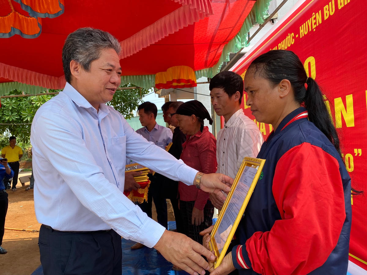 Ông Đỗ Đại Đồng, Phó chủ tịch Ủy ban MTTQ Việt Nam tỉnh Bình Phước trao  quyết định sở hữu nhà cho bà con.