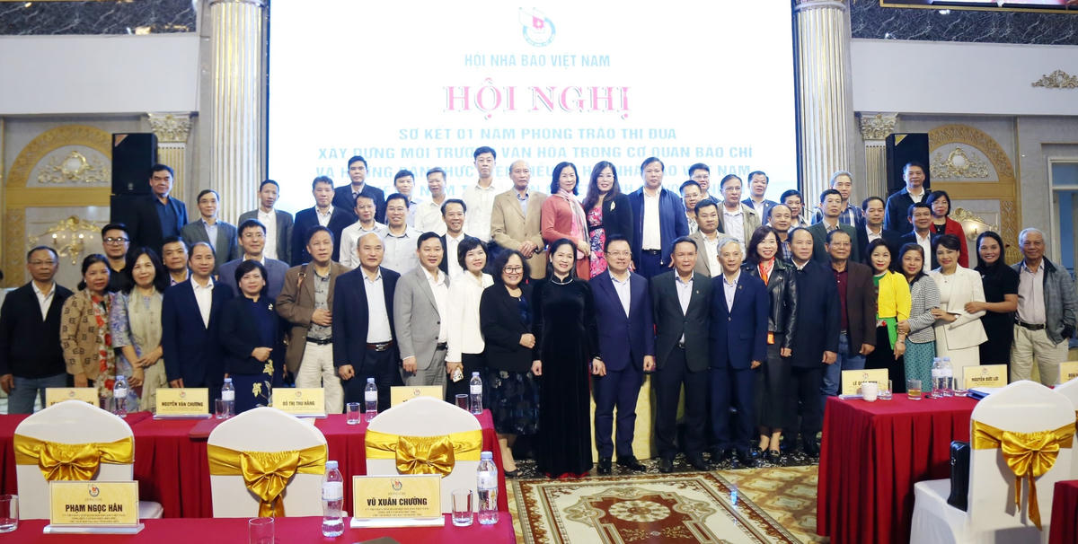 Các đại biểu dự Hội nghị cùng chụp ảnh lưu niệm.