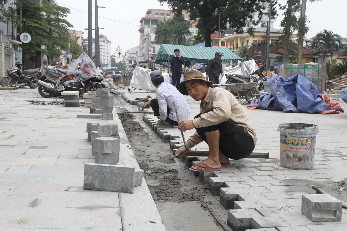 Những ngày này, các đơn vị thi công đã huy động hàng chục công nhân làm việc trên công trường để đảm bảo đúng tiến độ khi dịp Tết nguyên đán đang cận kề.