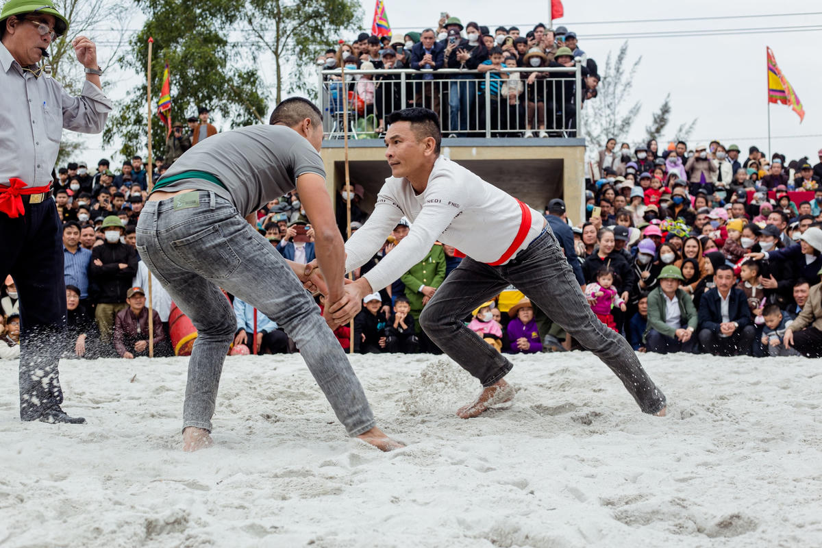  Sau khi kết thúc hội cướp cù trong tiếng reo hò náo nhiệt của người cổ vũ, hội đấu vật được tổ chức tại sới vật ngay cạnh sân cướp cù để các đô vật từ mọi nơi đến đây thử sức.
