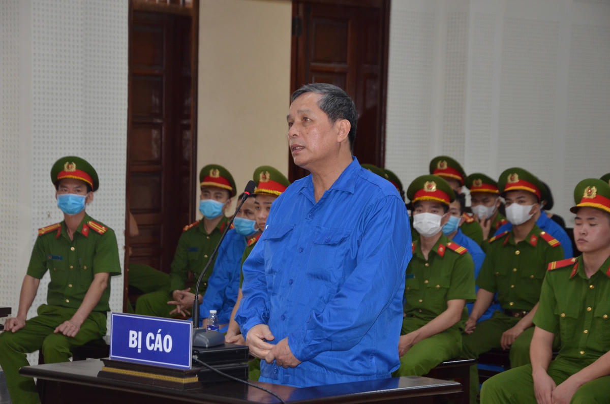 Bị cáo Phạm Hồng Hà, cựu Chủ tịch UBND TP Hạ Long tranh luận tại tòa.