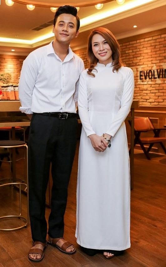 Cặp đôi thường sánh bước tình tứ tại các sự kiện. 