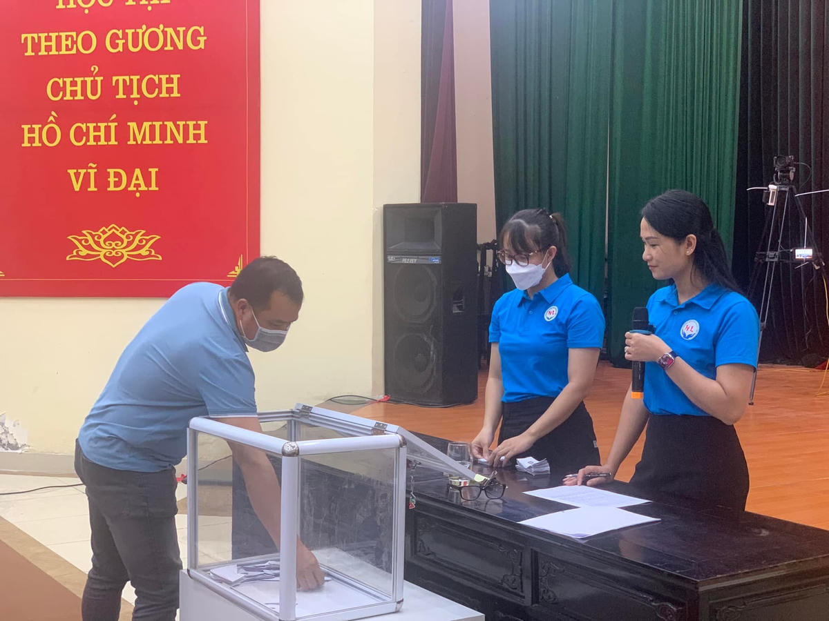 Phụ huynh bốc thăm để giành suất học vào Trường Mầm non Hoàng Liệt cho con.