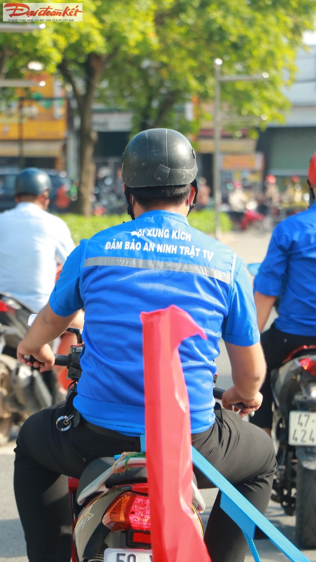 Một thành viên Đội xung kích đảm bảo an ninh trật tự trên đường phố TP Thủ Đức sau lễ phát động. (Ảnh: Lương Hợp).