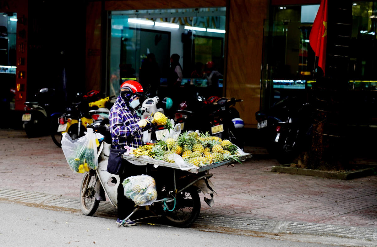 Trong ánh mắt của những người phụ nữ ấy, niềm vui duy nhất của họ có lẽ là đủ tiền để trang trải cho cuộc sống, nuôi con ăn học thành người.