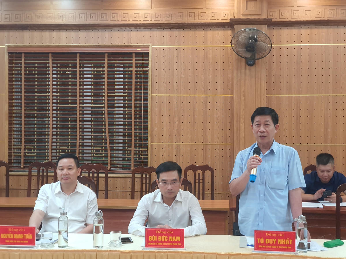 Ông Tô Duy Nhất - Giám đốc Đài Phát thanh và Truyền hình tỉnh Hòa Bình thảo luận.