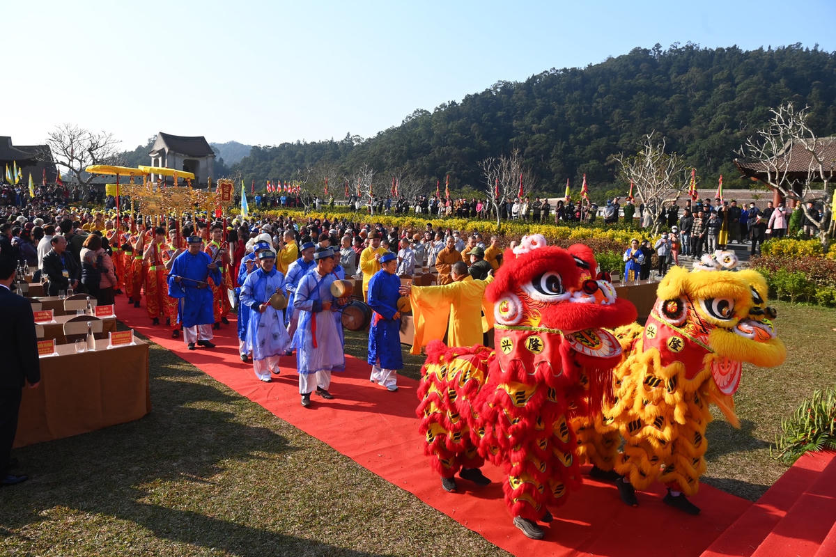 Từ sáng sớm ngày 31/1 (tức mùng 10 tháng Giêng năm Quý Mão), đông đảo Phật tử, Nhân dân và du khách thập phương đã hành hương về Yên Tử để tham dự lễ khai Hội Xuân Yên Tử 2023.
