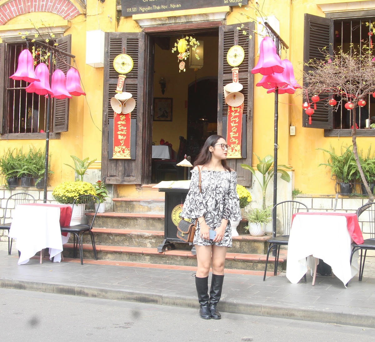 Bạn trẻ chụp ảnh lưu niệm trước ngôi nhà cổ Hội An.