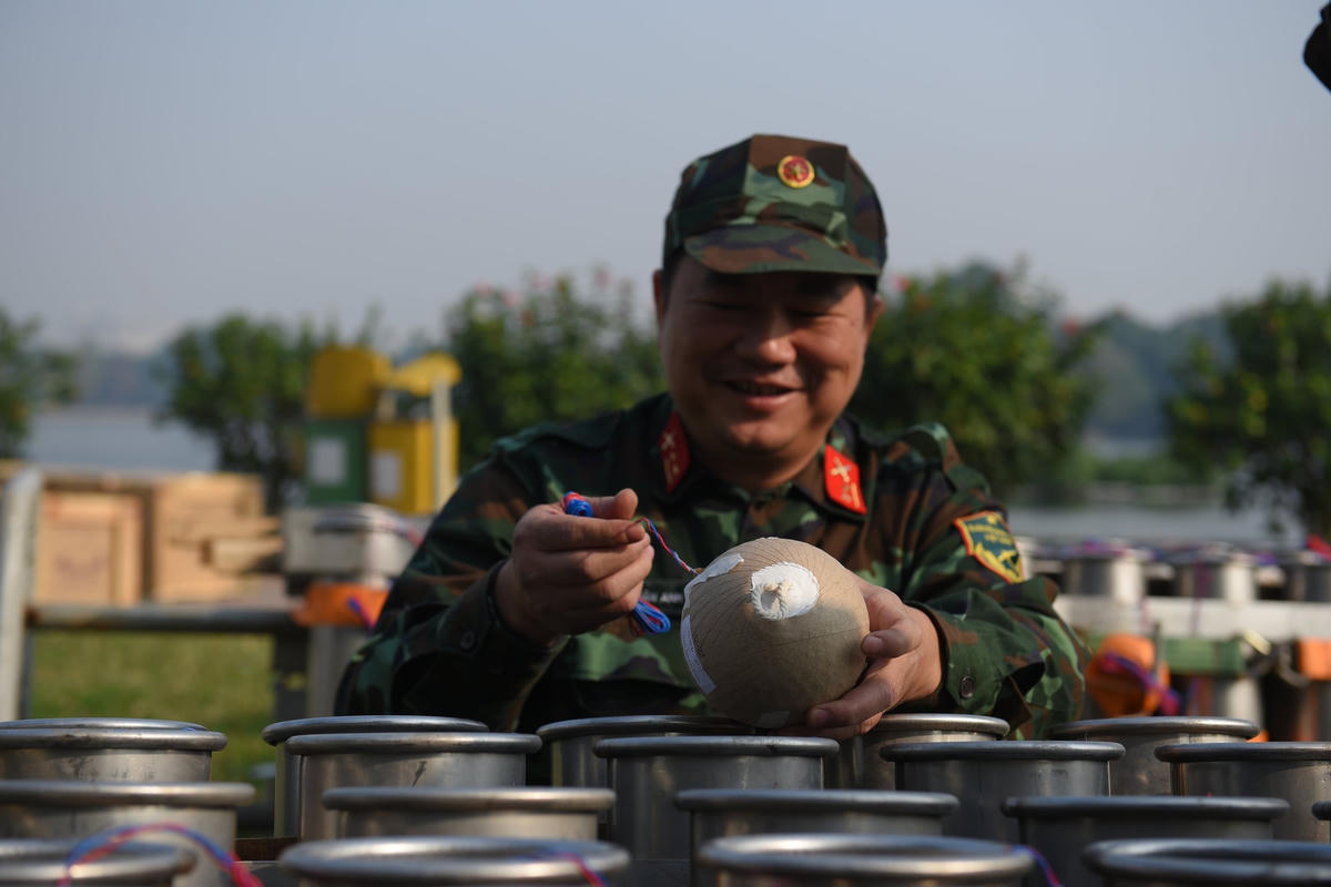 Đó là chia sẻ của thượng tá Phạm Hồng Chung, Chỉ huy trưởng Ban chỉ huy Quân sự, quận Hai Bà Trưng về việc lắp đặt trận địa pháo hoa tại Hà Nội, phục vụ người dân và du khách đón năm mới Quý Mão 2023.