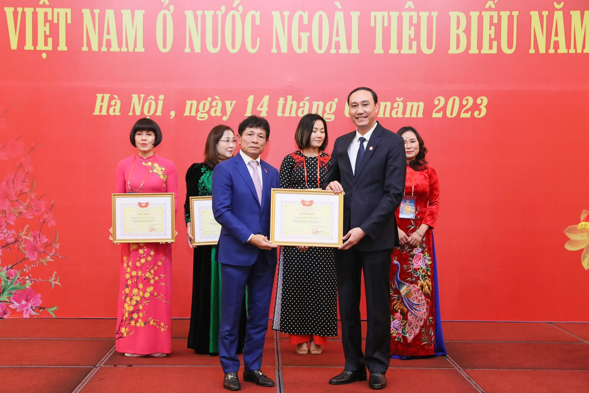 Phó Chủ tịch Phùng Khánh Tài trao bằng khen cho các tập thể có thành tích xuất sắc