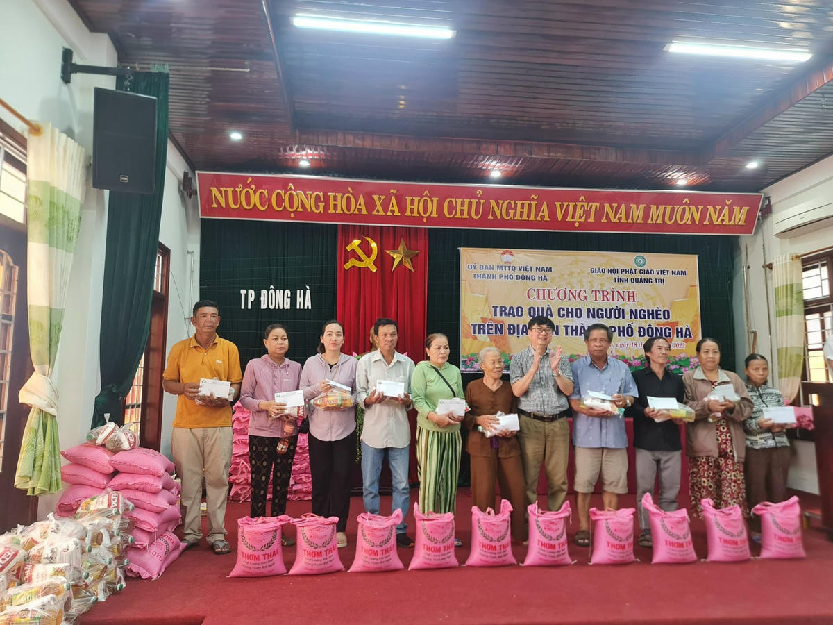 100 suất quà trao đến hộ nghèo, hộ cận nghèo, hộ có hoàn cảnh khó khăn tại TP Đông Hà. Ảnh: Bích Cúc.