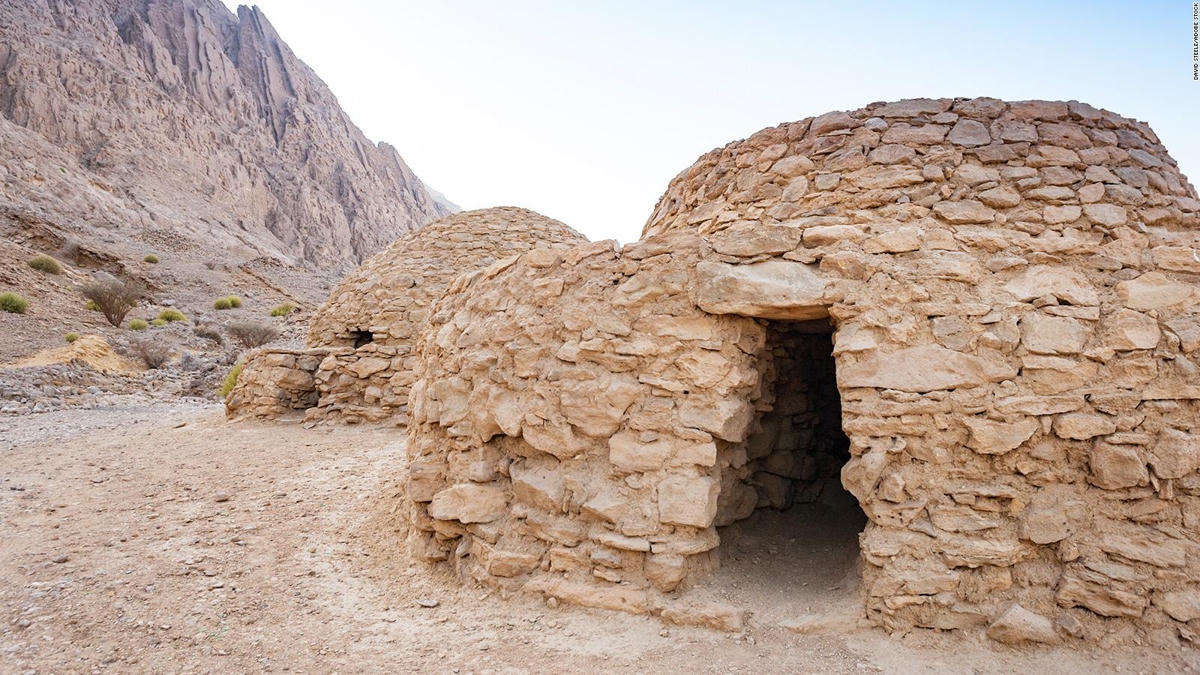 Lăng mộ Jebel Hafit: Được phát hiện vào năm 1959, những ngôi mộ 5.000 năm tuổi này đánh dấu sự khởi đầu của Thời đại đồ đồng ở UAE. Ảnh: CNN.