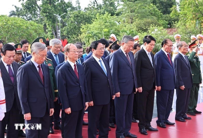 Các đồng chí lãnh đạo, nguyên lãnh đạo Đảng, Nhà nước dâng hương tại Đài tưởng niệm các Anh hùng liệt sỹ trên đường Bắc Sơn (Ba Đình, Hà Nội). (Ảnh: Minh Đức/TTXVN)